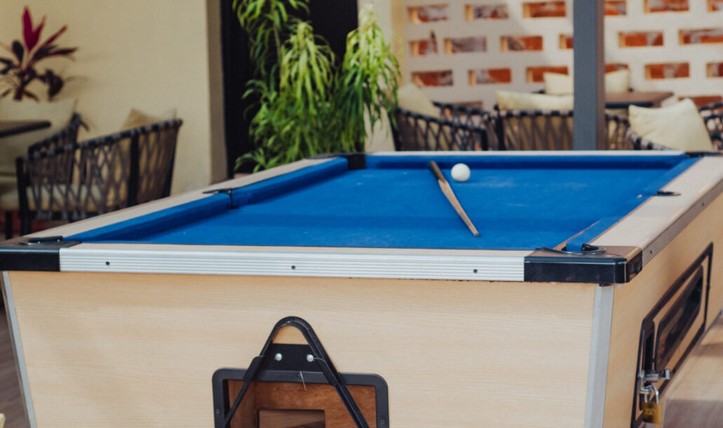 Jouez au billard à la terrasse de l'hôtel La Mariette à Kisantu