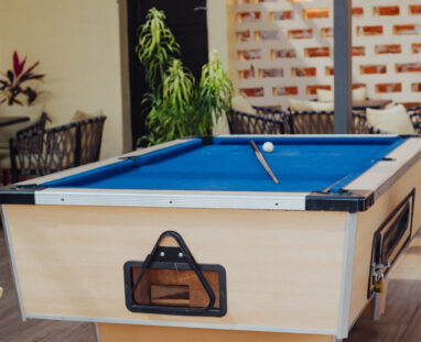 Jouez au billard à la terrasse de l'hôtel La Mariette à Kisantu